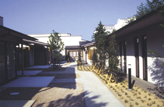 聖隷三方原病院　ホスピス　病棟間の中庭